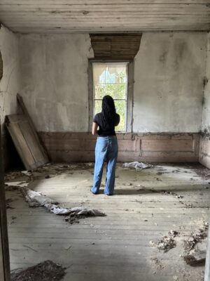 Explore an abandoned house with me.